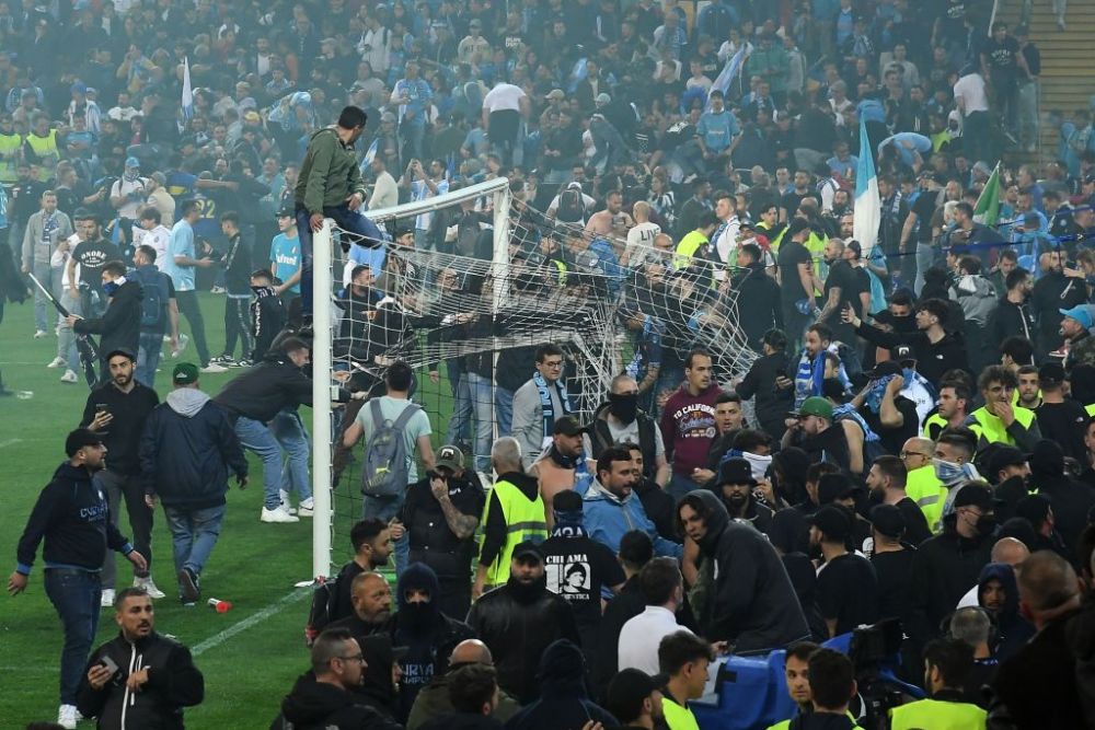 Fanii lui Napoli au început să vândă gazonul de pe Dacia Arena! Cât costă o brazdă de iarbă_12