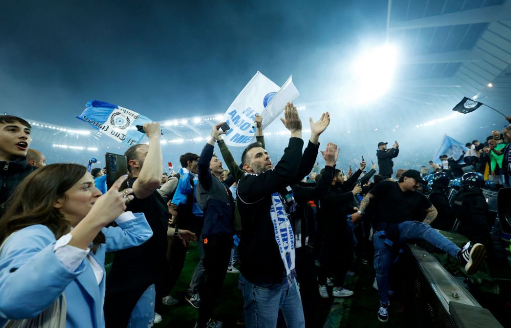 Fanii lui Napoli au început să vândă gazonul de pe Dacia Arena! Cât costă o brazdă de iarbă_4