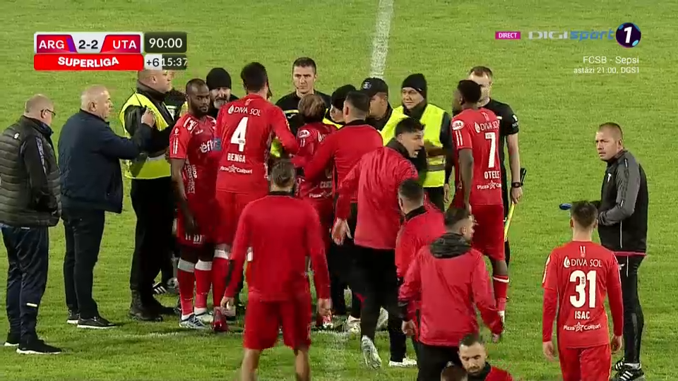 Final tensionat de meci la Pitești! Mircea Rednic a intenționat să scoată echipa de pe teren în meciul cu FC Argeș_16
