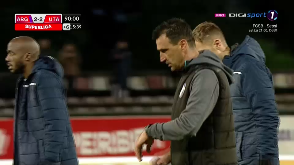 Final tensionat de meci la Pitești! Mircea Rednic a intenționat să scoată echipa de pe teren în meciul cu FC Argeș_17