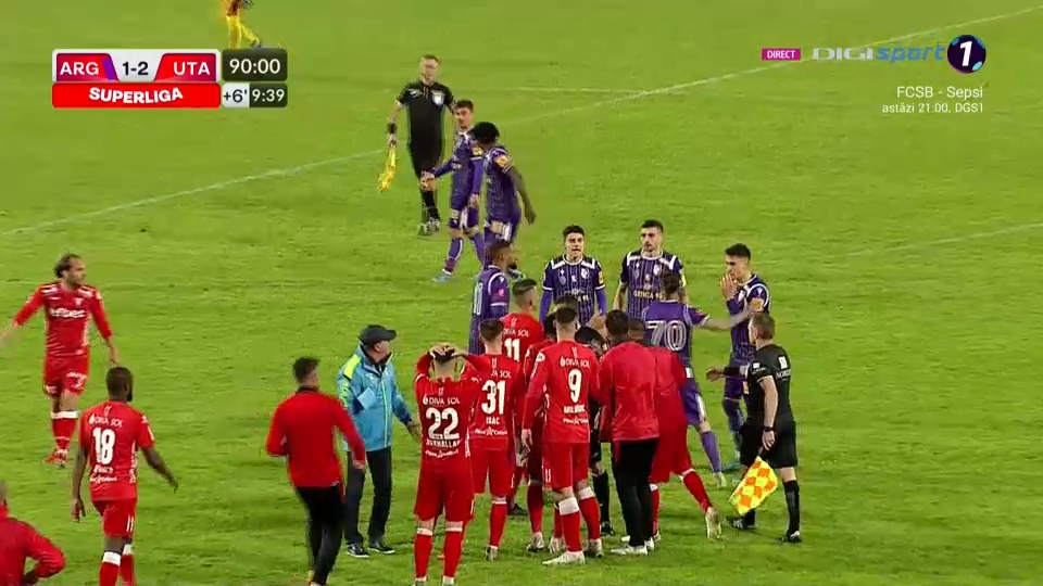 Final tensionat de meci la Pitești! Mircea Rednic a intenționat să scoată echipa de pe teren în meciul cu FC Argeș_6
