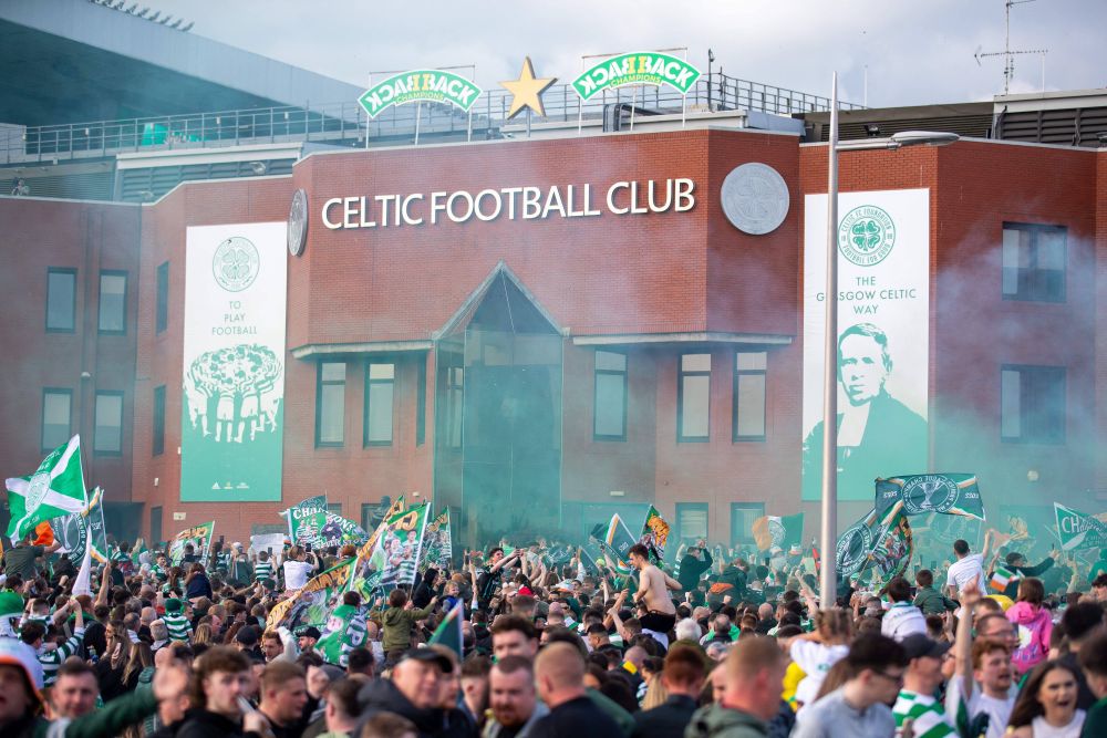 ”Back to Paradise”! Așa au fost primiți fotbaliștii lui Celtic după ce echipa a câștigat titlul de campioană cu numărul 53_8