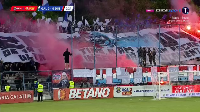 Nebunie la Galați! Fanii au întreținut atmosfera la Oțelul - Dinamo: hârtie, materiale pirotehnice și artificii_30