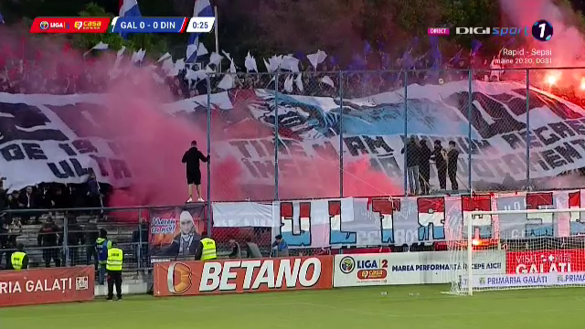 Nebunie la Galați! Fanii au întreținut atmosfera la Oțelul - Dinamo: hârtie, materiale pirotehnice și artificii_31