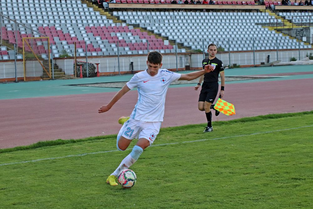Dinamo, victorie la limită cu FCSB, în Ștefan cel Mare. Golul victoriei, marcat din lovitură liberă_76