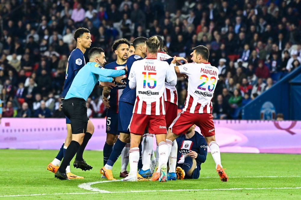 Ce se întâmplă când PSG câștigă cu 5-0: Lionel Messi e huiduit de fani, iar Achraf Hakimi se bate cu adversarii și este eliminat!_1