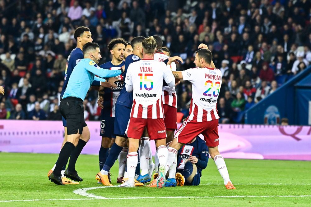 Ce se întâmplă când PSG câștigă cu 5-0: Lionel Messi e huiduit de fani, iar Achraf Hakimi se bate cu adversarii și este eliminat!_2