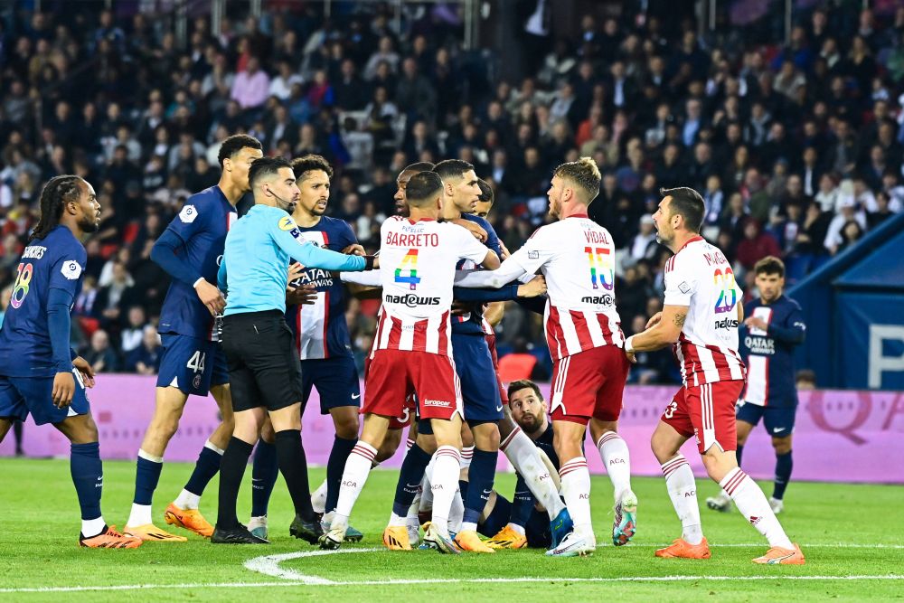 Ce se întâmplă când PSG câștigă cu 5-0: Lionel Messi e huiduit de fani, iar Achraf Hakimi se bate cu adversarii și este eliminat!_4