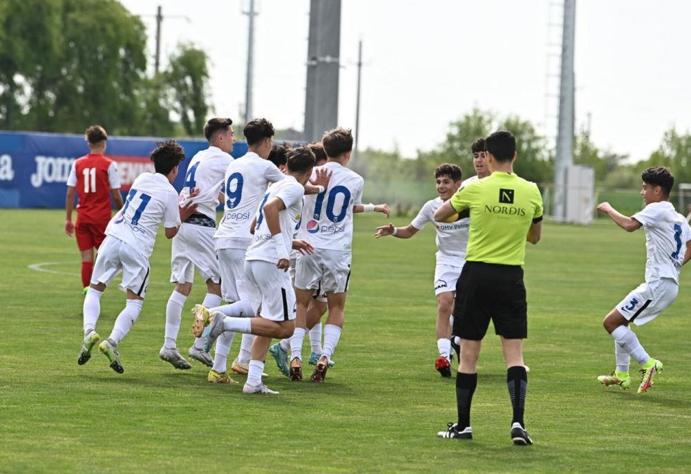 FCSB, adio titlu! Vărul lui Olimpiu Moruțan, debutant în prima ligă la 14 ani, a rezolvat meciul_3