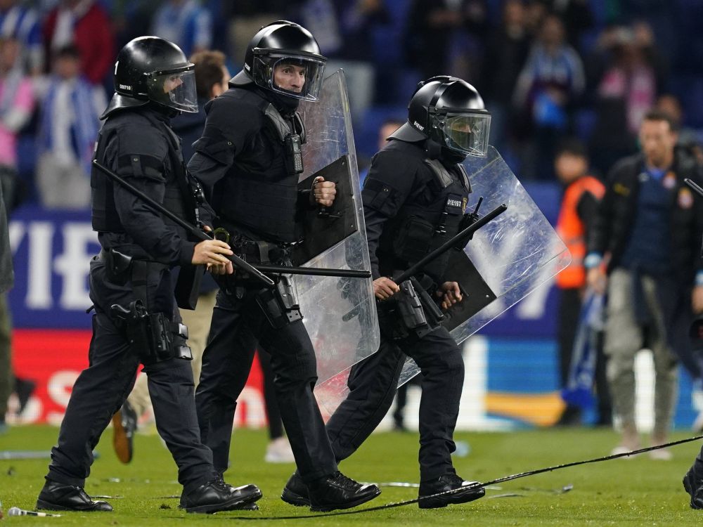 Incidente teribile la Barcelona! Jucătorii catalani au fugit la vestiar, după ce fanii lui Espanyol au sărit din tribune să-i bată _11