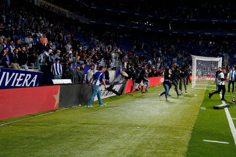 Incidente teribile la Barcelona! Jucătorii catalani au fugit la vestiar, după ce fanii lui Espanyol au sărit din tribune să-i bată _16
