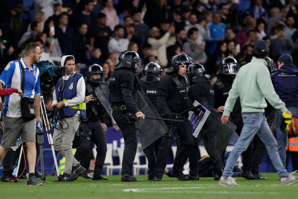 Incidente teribile la Barcelona! Jucătorii catalani au fugit la vestiar, după ce fanii lui Espanyol au sărit din tribune să-i bată _5