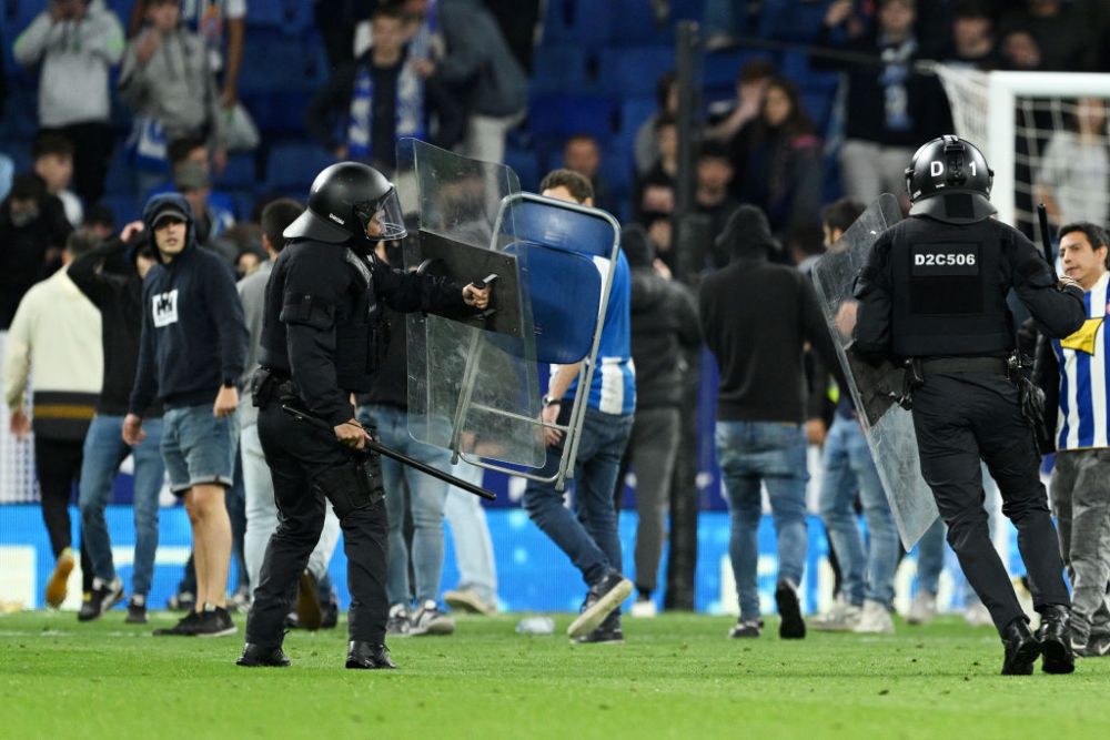 Incidentele de la Barcelona nu s-au încheiat pe teren! Busquets și Araujo s-au bătut cu fanii lui Espanyol și la vestiar_13