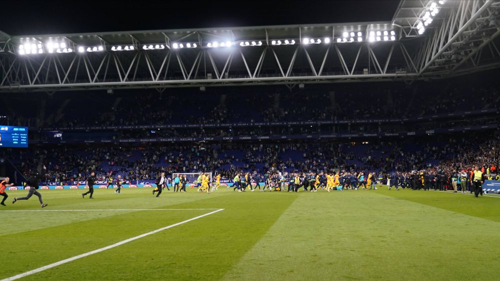 Incidentele de la Barcelona nu s-au încheiat pe teren! Busquets și Araujo s-au bătut cu fanii lui Espanyol și la vestiar_18