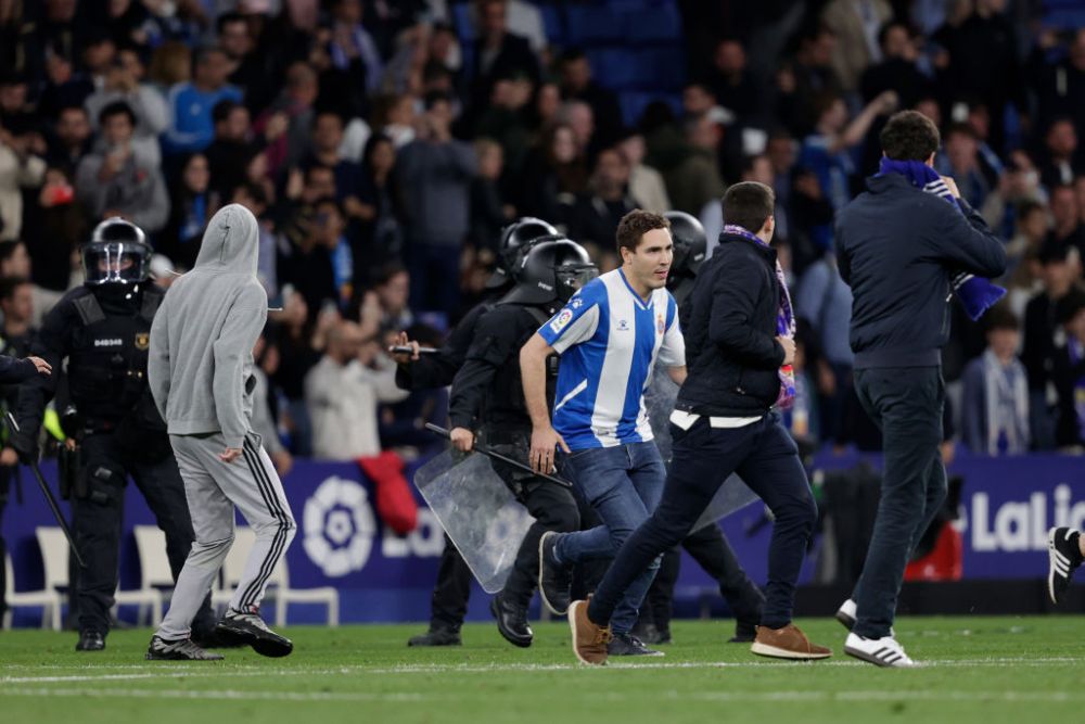 Incidentele de la Barcelona nu s-au încheiat pe teren! Busquets și Araujo s-au bătut cu fanii lui Espanyol și la vestiar_6