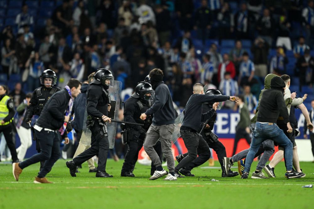 Incidentele de la Barcelona nu s-au încheiat pe teren! Busquets și Araujo s-au bătut cu fanii lui Espanyol și la vestiar_10
