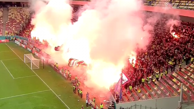 
	Arena Națională a fost în flăcări! Au zburat sute de torțe la Dinamo - CSA Steaua! Meciul a fost oprit&nbsp;
