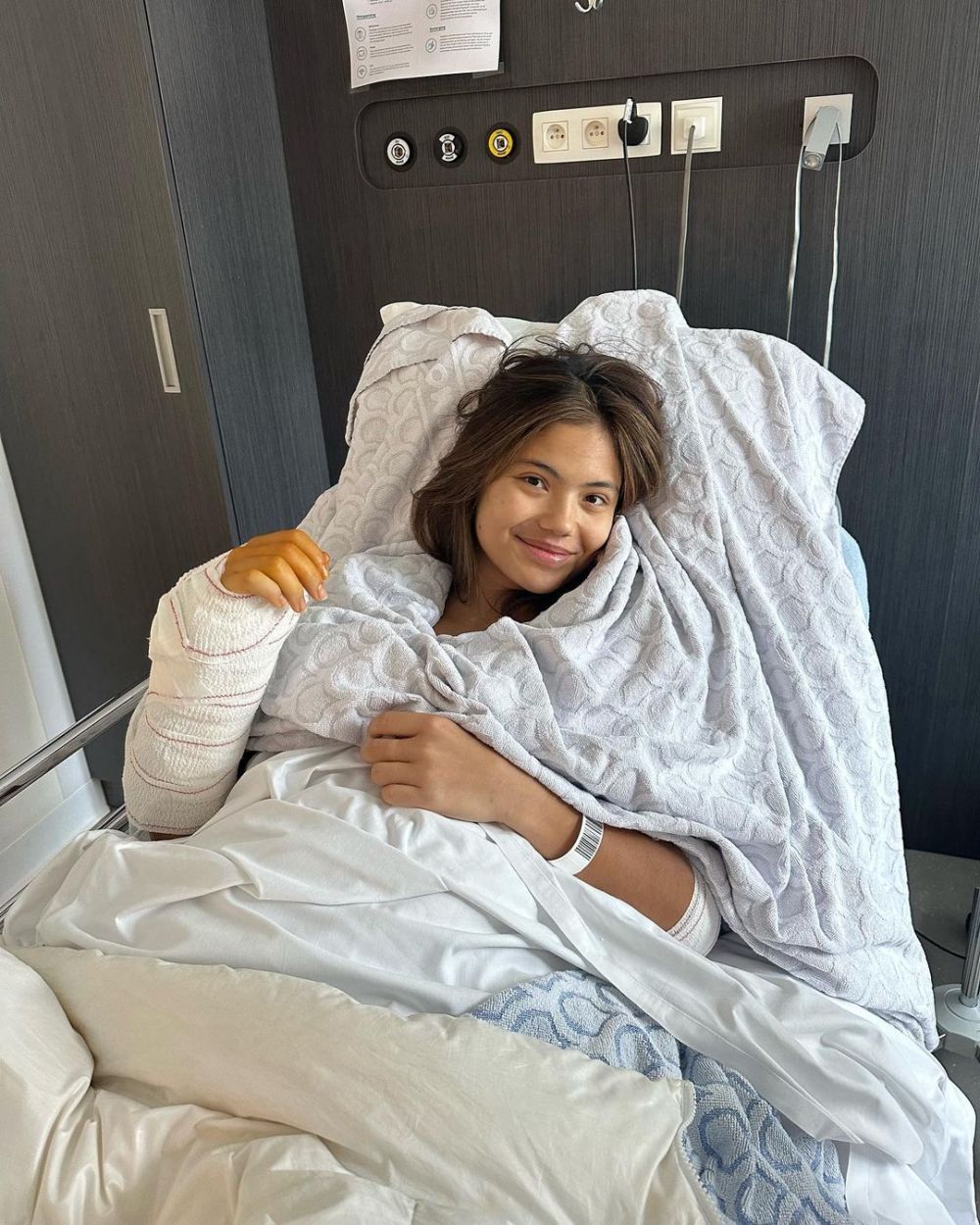 Emma Răducanu a suferit a treia operație în mai puțin de două săptămâni. Reacția campioanei US Open 2021_3