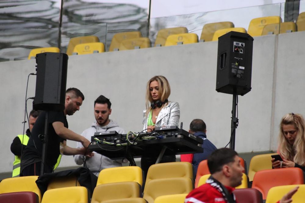Le-a dat bătaie DJ Vasile! Apariția sexy care a întreținut atmosfera în Dinamo - Steaua 3-0_2