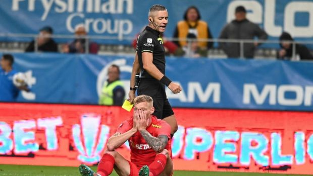 Ovidiu Bic, lovit de o rolă de hârtie în FC Hermannstadt - 'U' Cluj. S-a  prăbușit pe teren, iar arbitrul a oprit meciul