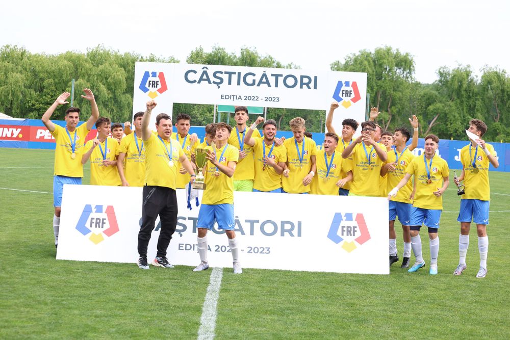 Echipa de fotbal din Craiova devenită campioana României! Nu este nici CS Universitatea, nici FC U_11