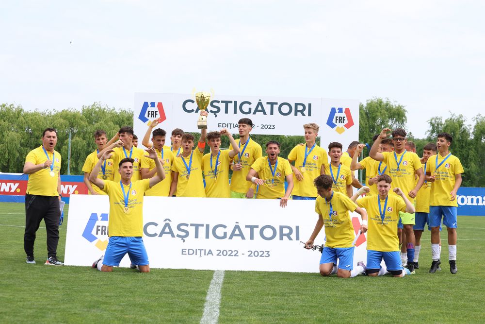 Echipa de fotbal din Craiova devenită campioana României! Nu este nici CS Universitatea, nici FC U_12