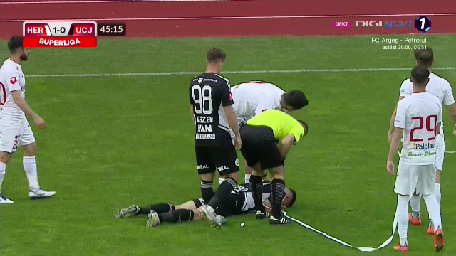 Ovidiu Bic, lovit de o rolă de hârtie în FC Hermannstadt - 'U' Cluj. S-a prăbușit pe teren, iar arbitrul a oprit meciul_11
