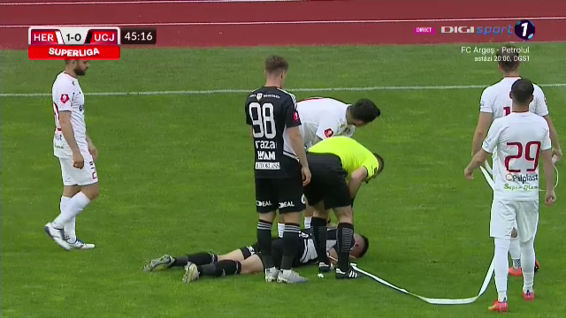 Ovidiu Bic, lovit de o rolă de hârtie în FC Hermannstadt - 'U' Cluj. S-a prăbușit pe teren, iar arbitrul a oprit meciul_12