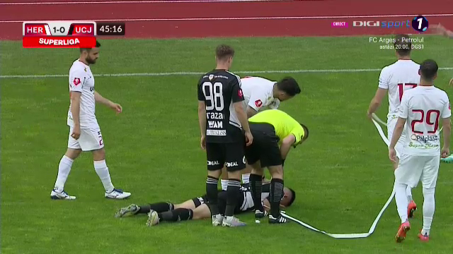 Ovidiu Bic, lovit de o rolă de hârtie în FC Hermannstadt - 'U' Cluj. S-a prăbușit pe teren, iar arbitrul a oprit meciul_13