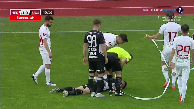 Ovidiu Bic, lovit de o rolă de hârtie în FC Hermannstadt - 'U' Cluj. S-a prăbușit pe teren, iar arbitrul a oprit meciul_14