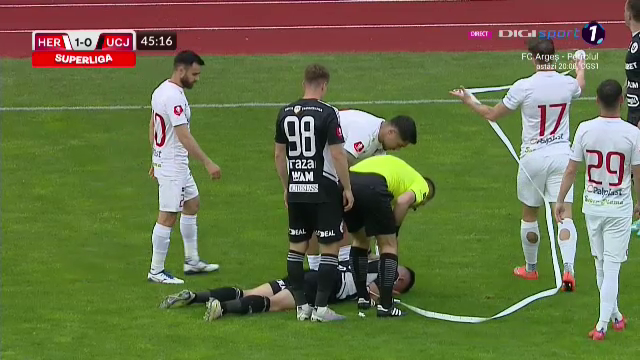 Ovidiu Bic, lovit de o rolă de hârtie în FC Hermannstadt - 'U' Cluj. S-a prăbușit pe teren, iar arbitrul a oprit meciul_15