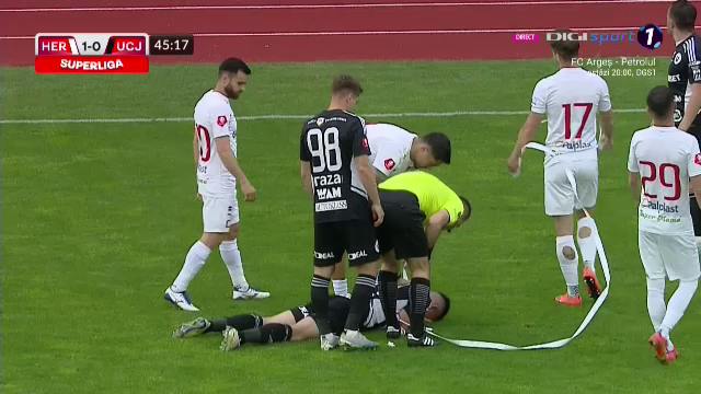 Ovidiu Bic, lovit de o rolă de hârtie în FC Hermannstadt - 'U' Cluj. S-a prăbușit pe teren, iar arbitrul a oprit meciul_16