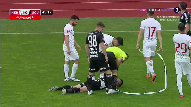 Ovidiu Bic, lovit de o rolă de hârtie în FC Hermannstadt - 'U' Cluj. S-a prăbușit pe teren, iar arbitrul a oprit meciul_17