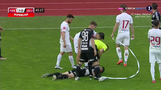 Ovidiu Bic, lovit de o rolă de hârtie în FC Hermannstadt - 'U' Cluj. S-a  prăbușit pe teren, iar arbitrul a oprit meciul