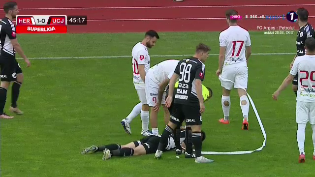 Ovidiu Bic, lovit de o rolă de hârtie în FC Hermannstadt - 'U' Cluj. S-a prăbușit pe teren, iar arbitrul a oprit meciul_19