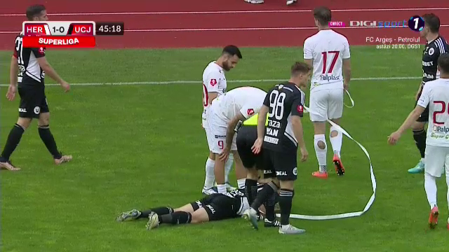 Ovidiu Bic, lovit de o rolă de hârtie în FC Hermannstadt - 'U' Cluj. S-a prăbușit pe teren, iar arbitrul a oprit meciul_20