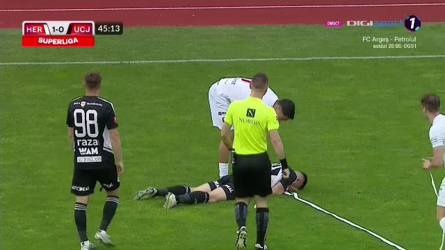 Ovidiu Bic, lovit de o rolă de hârtie în FC Hermannstadt - 'U' Cluj. S-a prăbușit pe teren, iar arbitrul a oprit meciul_8