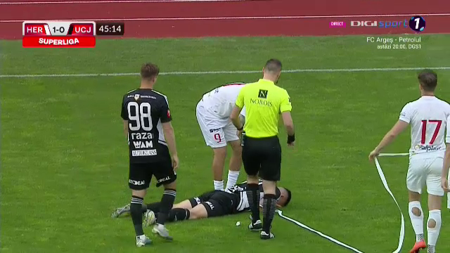 Ovidiu Bic, lovit de o rolă de hârtie în FC Hermannstadt - 'U' Cluj. S-a prăbușit pe teren, iar arbitrul a oprit meciul_9