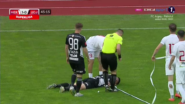 Ovidiu Bic, lovit de o rolă de hârtie în FC Hermannstadt - 'U' Cluj. S-a prăbușit pe teren, iar arbitrul a oprit meciul_10