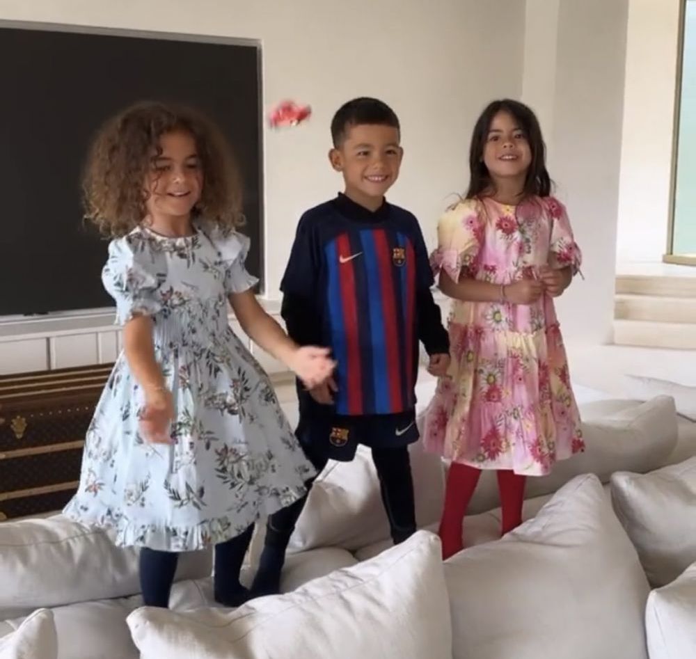 "Copiii nu mint niciodată!". Fiul lui Cristiano Ronaldo, filmat îmbrăcat în echipamentul Barcelonei: imaginile s-au viralizat instant_1