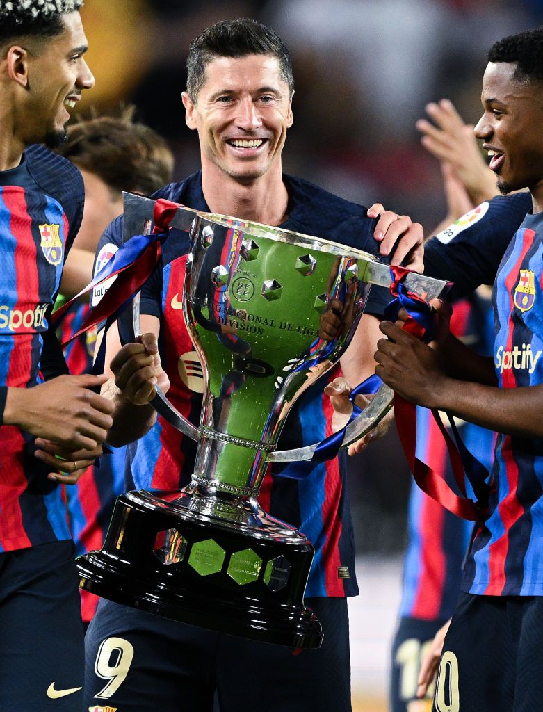 FC Barcelona a primit trofeul de campioană pe Camp Nou. Cele mai frumoase imagini de la sărbătoarea catalanilor_11