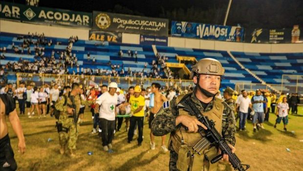 
	12 morți pe stadion în timpul unui meci de fotbal! A intervenit armata, partida a fost abandonată
