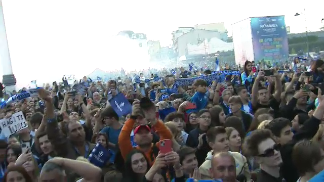 Așa arată bucuria! Mii de fani au sărbătorit titlul Farului: „Ne-am făcut damblaua, am bătut pe Steaua!” _16