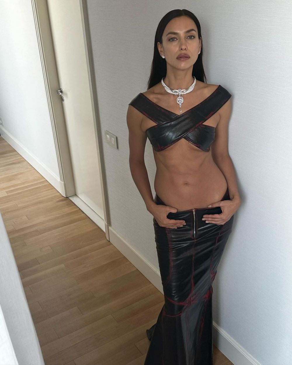Și-a uitat hainele acasă?! Irina Shayk, aproape dezbrăcată pe covorul roșu la Cannes! Cum a apărut _13