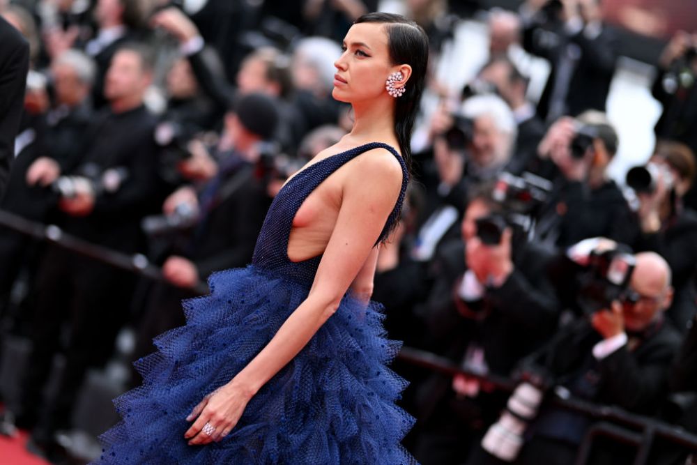 Și-a uitat hainele acasă?! Irina Shayk, aproape dezbrăcată pe covorul roșu la Cannes! Cum a apărut _16