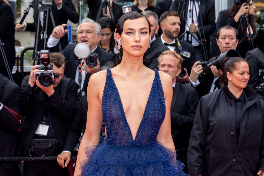 Și-a uitat hainele acasă?! Irina Shayk, aproape dezbrăcată pe covorul roșu la Cannes! Cum a apărut _17