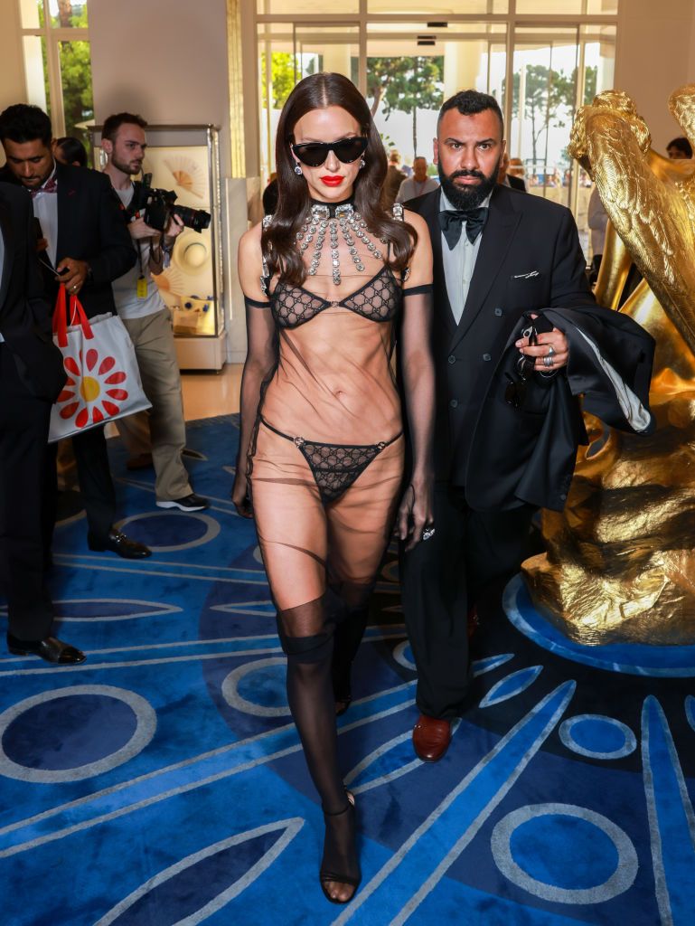 Și-a uitat hainele acasă?! Irina Shayk, aproape dezbrăcată pe covorul roșu la Cannes! Cum a apărut _27