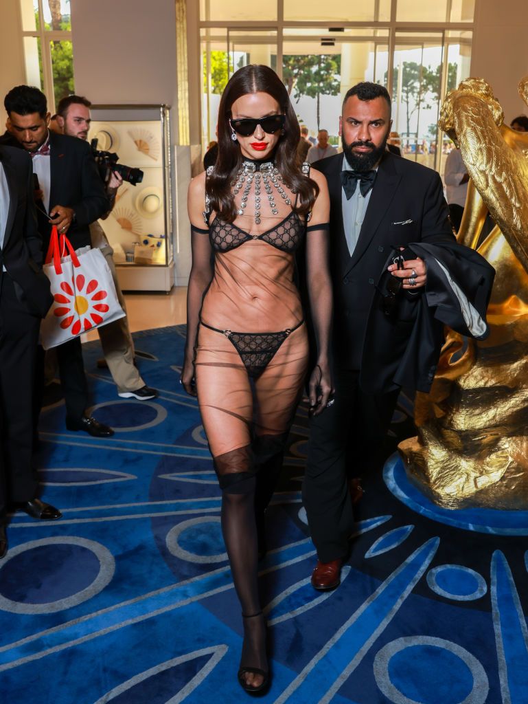 Și-a uitat hainele acasă?! Irina Shayk, aproape dezbrăcată pe covorul roșu la Cannes! Cum a apărut _28