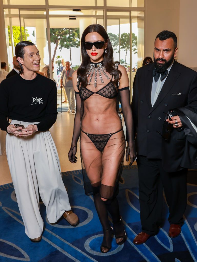 Și-a uitat hainele acasă?! Irina Shayk, aproape dezbrăcată pe covorul roșu la Cannes! Cum a apărut _30