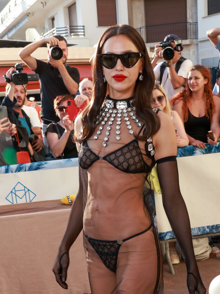 Și-a uitat hainele acasă?! Irina Shayk, aproape dezbrăcată pe covorul roșu la Cannes! Cum a apărut _34